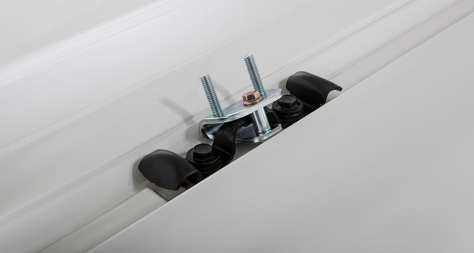 Kit de 3 barres de toit noires de 1650mm Heavy Duty pour Toyota Hiace VI 2019+ avec pieds, marque RHINO-RACK.
