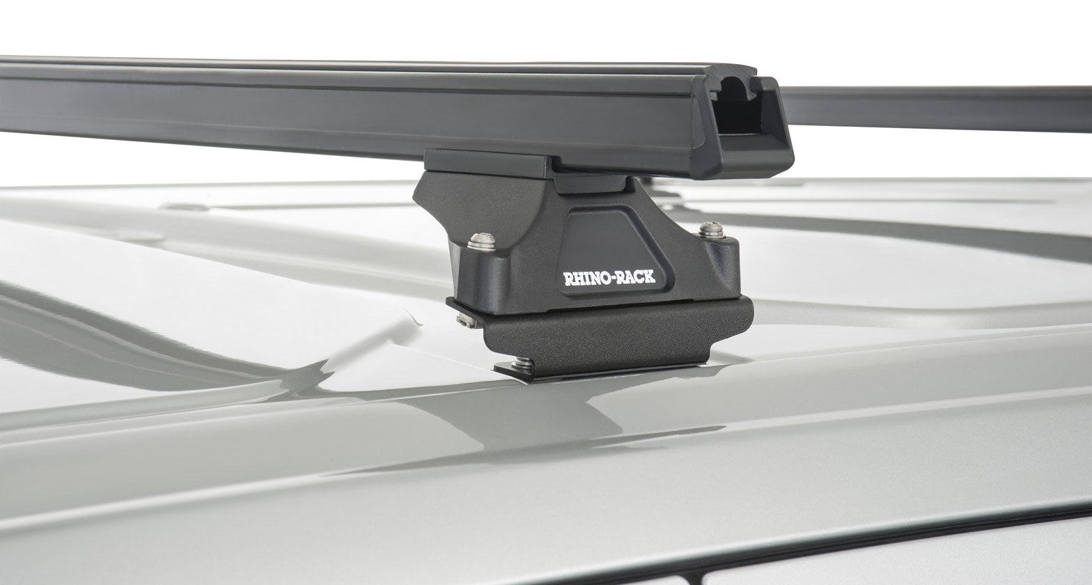 Kit de 3 barres de toit noires Heavy Duty RHINO-RACK avec pieds pour Ford Transit Custom 2014+ visible sur le toit du véhicule.