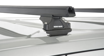 Kit de 3 barres de toit noires Heavy Duty RHINO-RACK avec pieds pour Ford Transit Custom 2014+ visible sur le toit du véhicule.