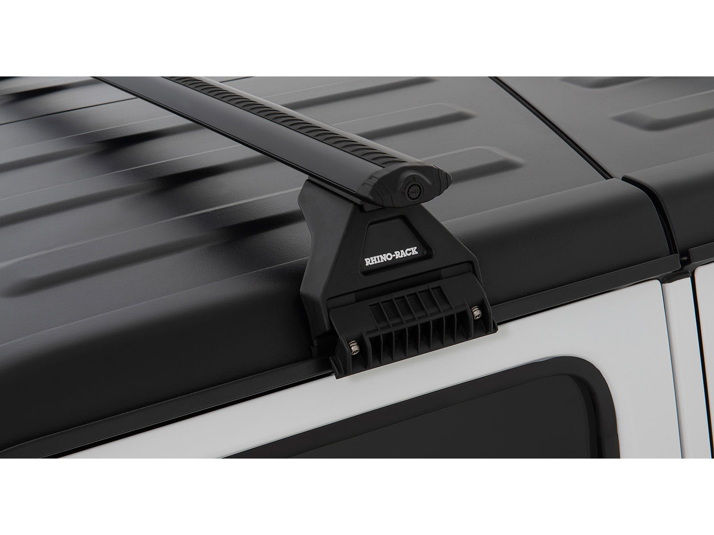 Kit de 3 barres de toit Rhino-Rack Sportz 1500mm pour Jeep Wrangler JL 2019+, visibles sur le toit du véhicule.