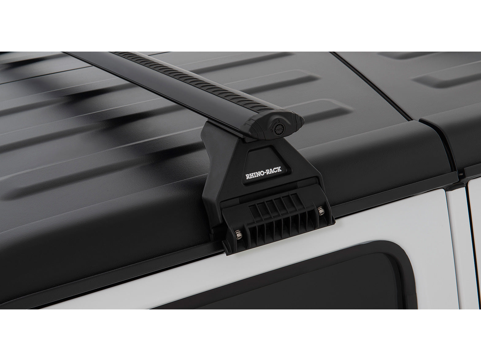 Kit de 3 barres de toit Rhino-Rack Sportz 1500mm pour Jeep Wrangler JL 2019+, visibles sur le toit du véhicule.