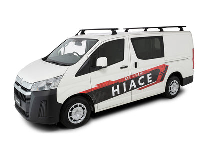 Kit 3 barres de toit RHINO-RACK Sportz 1650mm pour Toyota Hiace 2019+ en métal noir, installation sur le toit du véhicule.