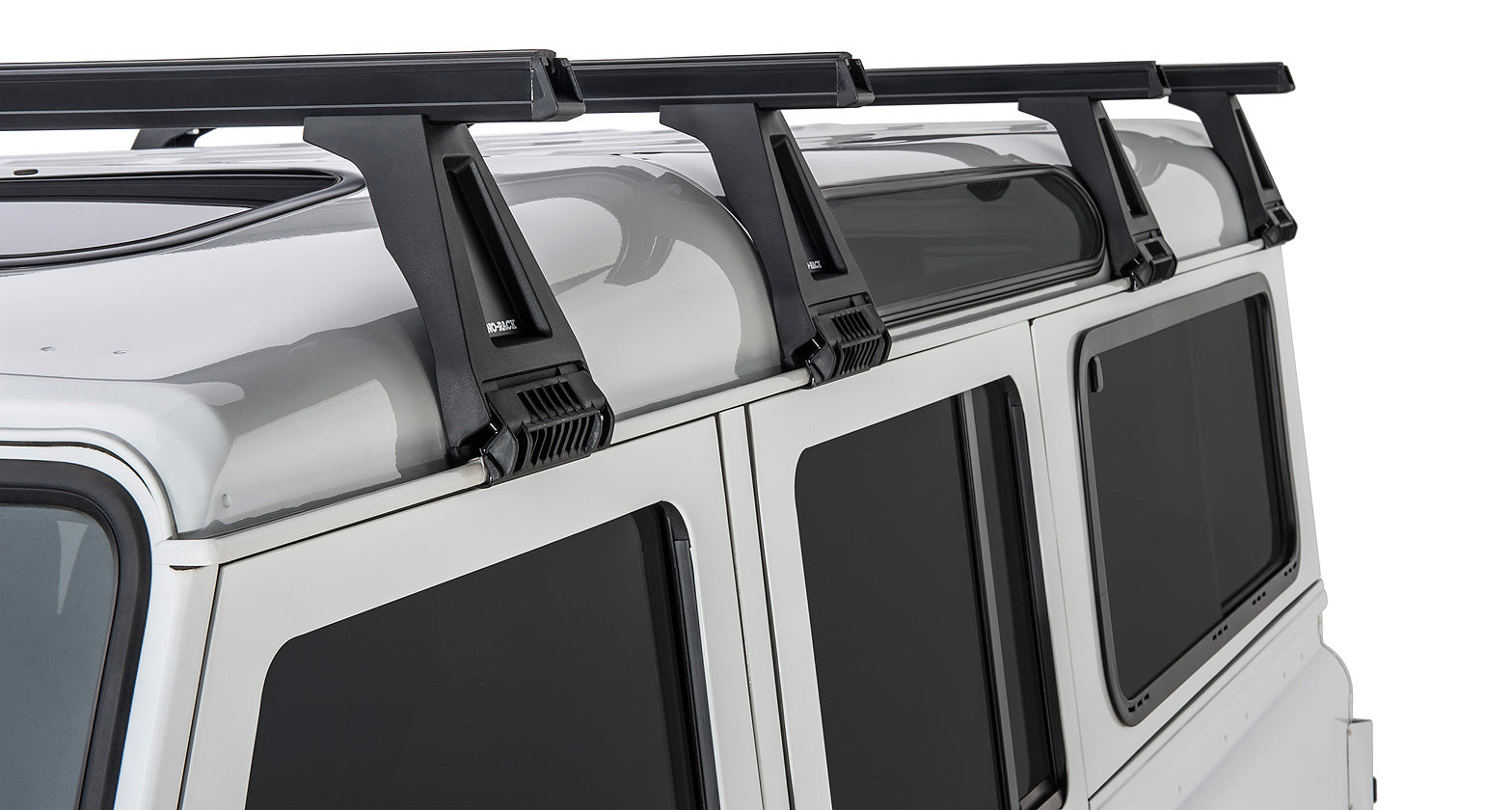 Kit de 4 barres de toit noires Heavy Duty de 1500mm avec pieds pour Land Rover Defender 110 1993-2020, marque RHINO-RACK.