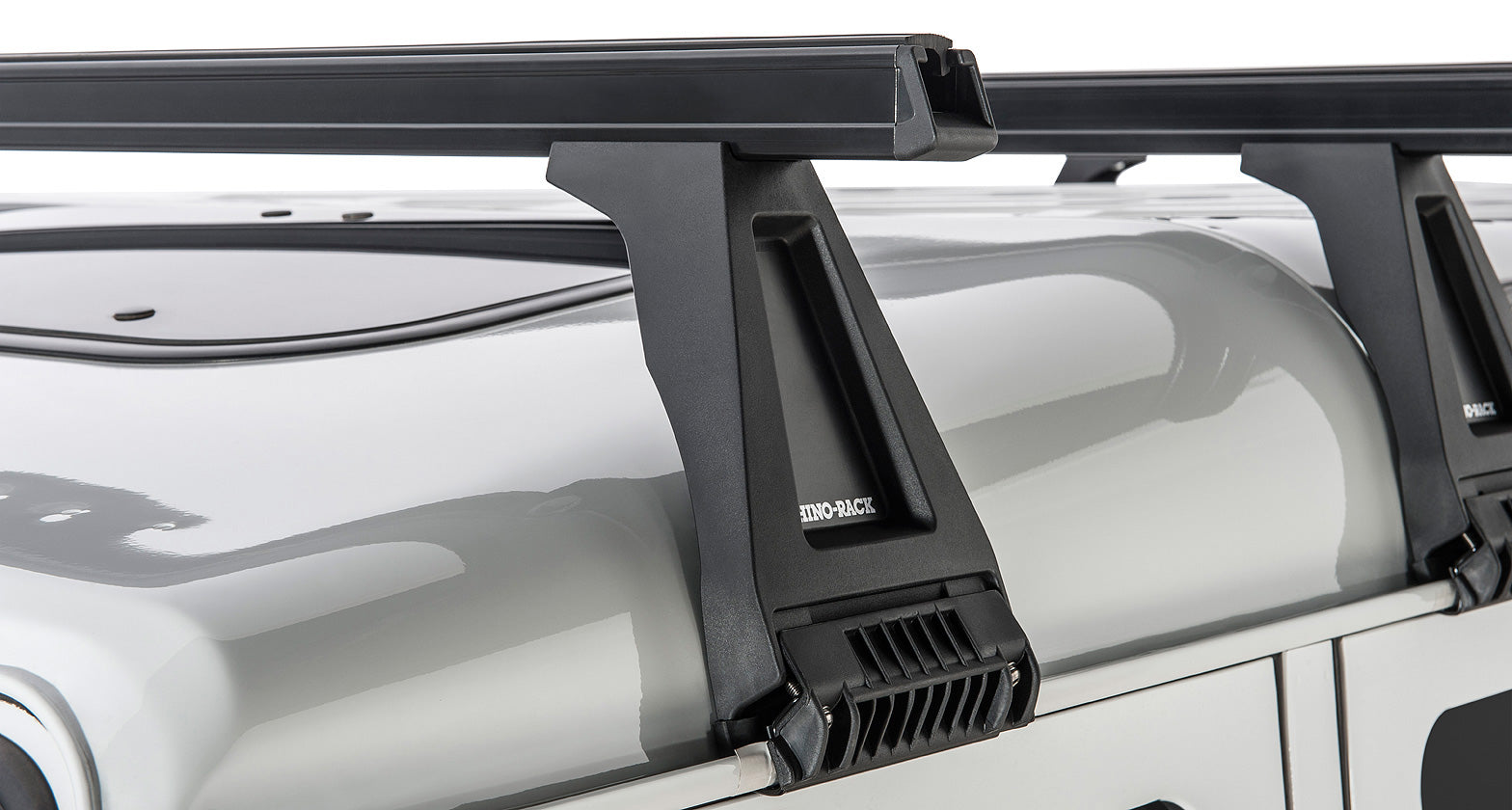 Kit de 4 barres de toit noires Heavy Duty RHINO-RACK pour Land Rover Defender 110 1993-2020, avec pieds RL210.