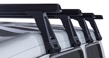 Kit de 4 barres de toit noires Heavy Duty de 1500mm avec pieds pour Toyota Land Cruiser série 78 2007+ de marque RHINO-RACK.