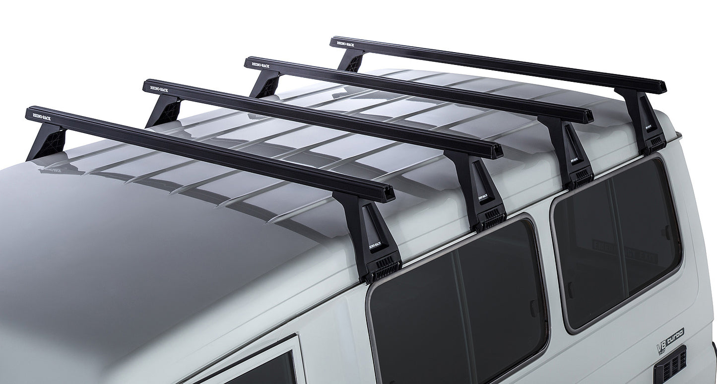 Kit de 4 barres de toit noires Heavy Duty 1500mm RHINO-RACK avec pieds pour Toyota Land Cruiser série 78 2007+ visible.