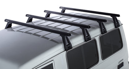 Kit de 4 barres de toit noires Heavy Duty 1500mm RHINO-RACK avec pieds pour Toyota Land Cruiser série 78 2007+ visible.