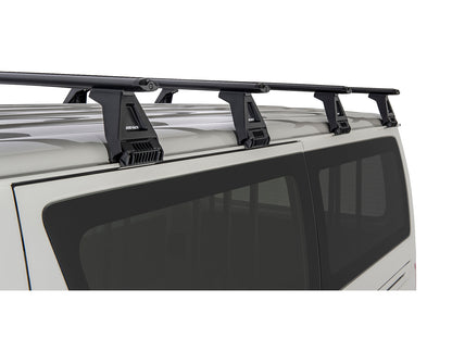 Kit de 4 barres de toit Rhino-Rack Sportz 1500mm pour Toyota Hiace 1989-2019, montées sur le toit du véhicule.