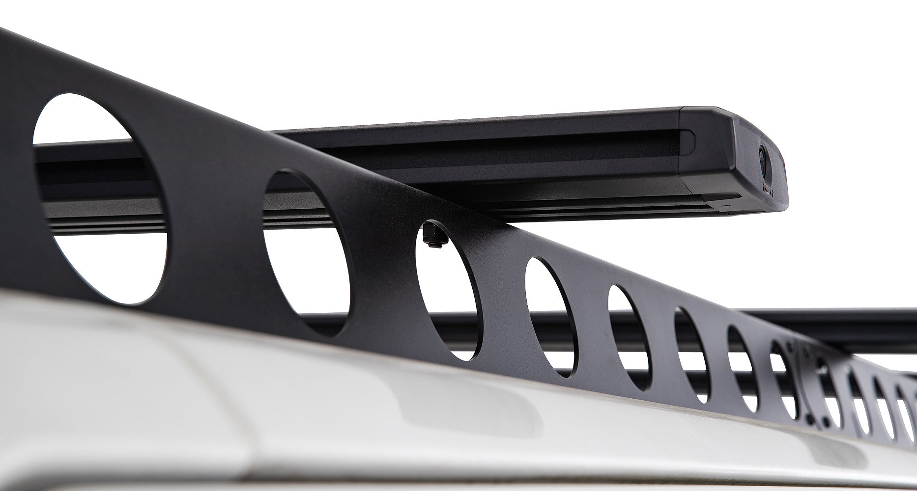 Kit de 4 barres de toit RHINO-RACK Reconn-Deck pour système de fixation, visibles sur la voiture.
