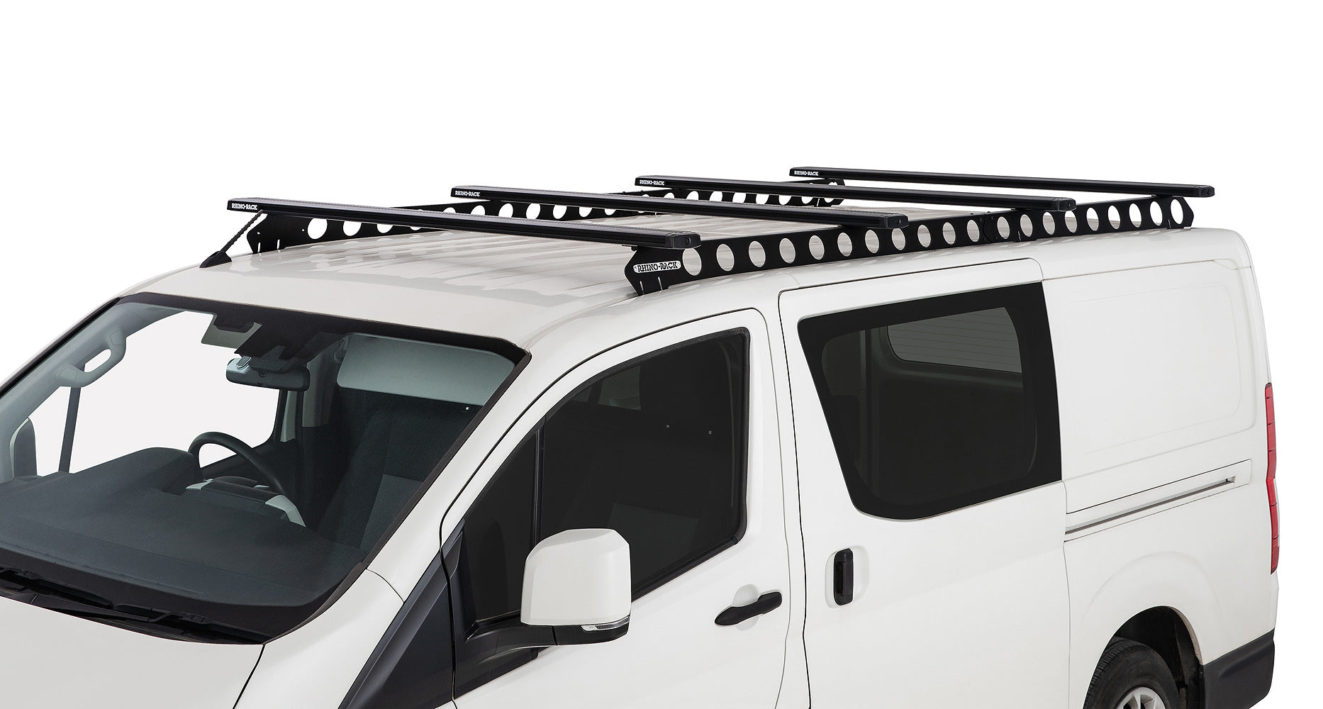 Quatre barres de toit Rhino-Rack Reconn-Deck pour système de fixation de toit, montées sur un véhicule tout-terrain.