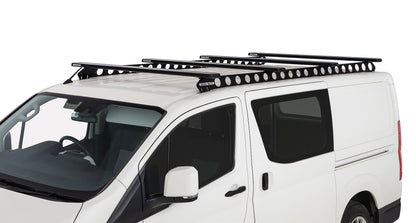 Quatre barres de toit Rhino-Rack Reconn-Deck pour système de fixation de toit, montées sur un véhicule tout-terrain.