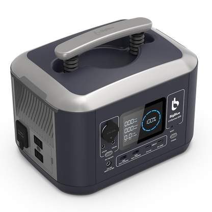 Batterie portable BigBlue CellPowa 600 de Xperts 4x4, 537Wh LiFePO4, 600W, vue de face avec écran et ports.