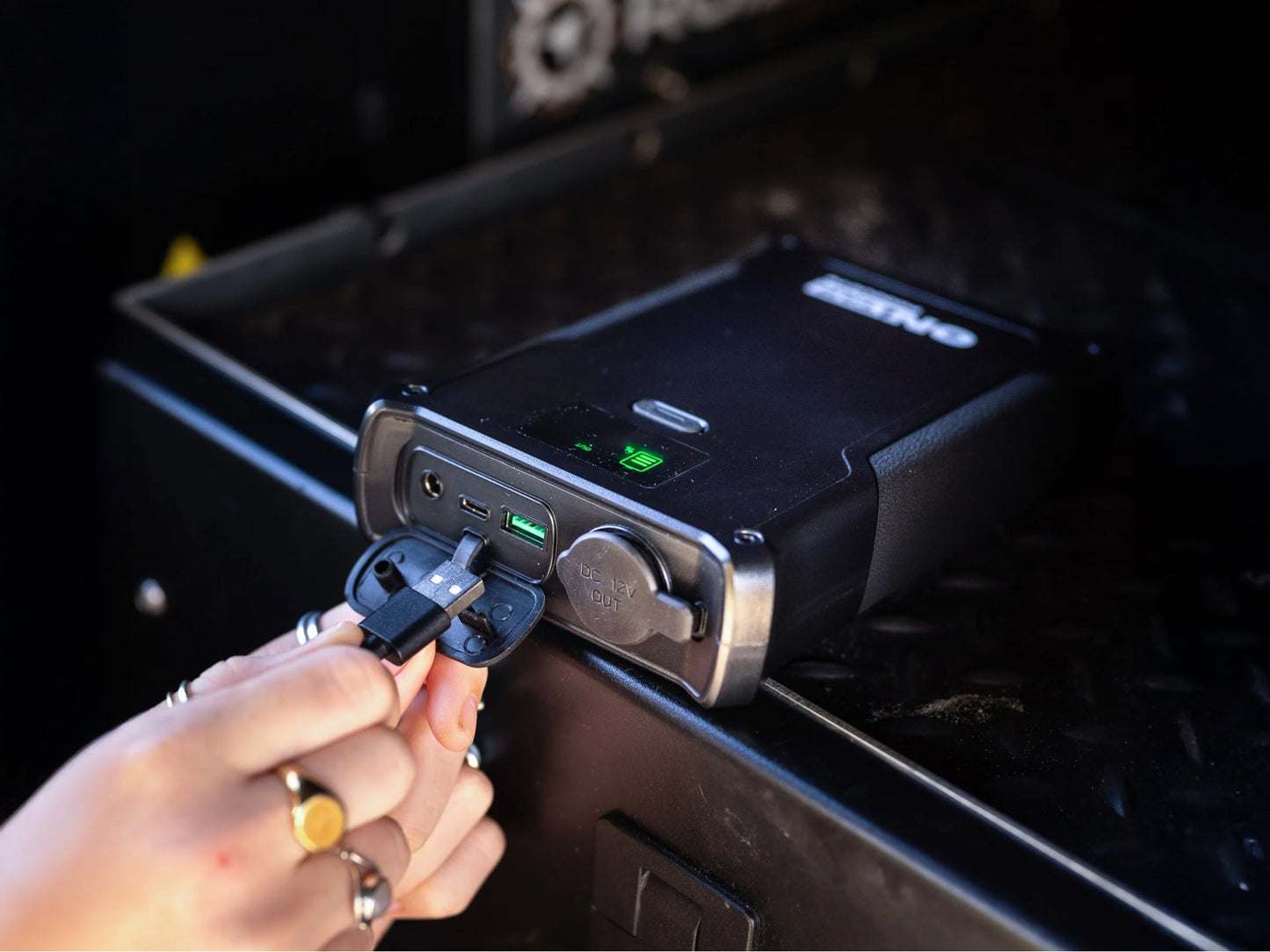Batterie portable ONTAP 9.6Ah LiFePO4 avec plusieurs ports pour appareils électroniques.