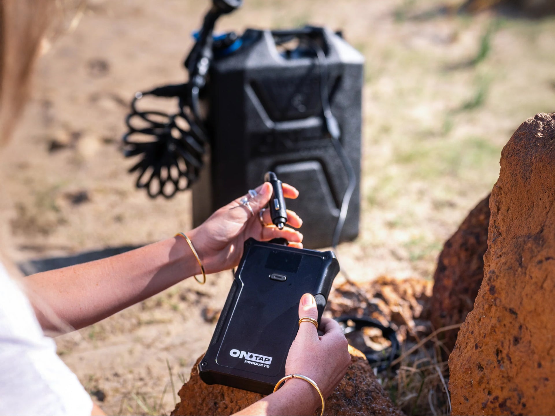 Batterie portable ONTAP 9,6Ah LiFePO4 avec plusieurs ports pour appareils électroniques.