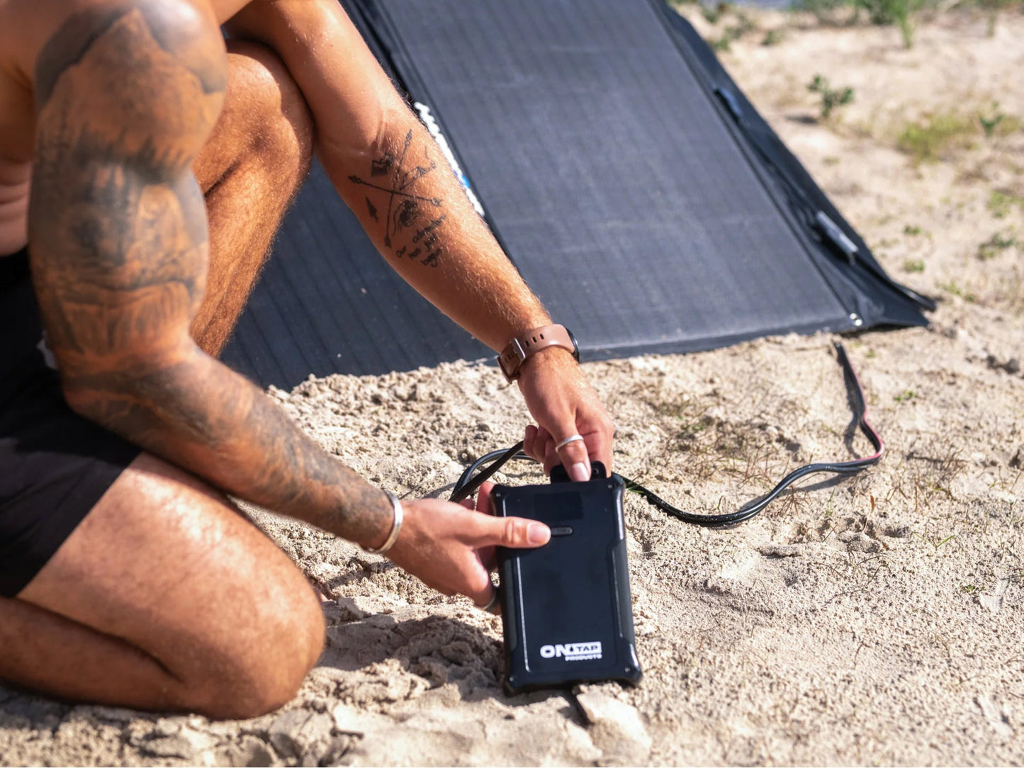 Batterie portable ONTAP 9,6Ah LiFePO4 avec plusieurs ports, idéale pour l'alimentation mobile et les appareils électroniques.