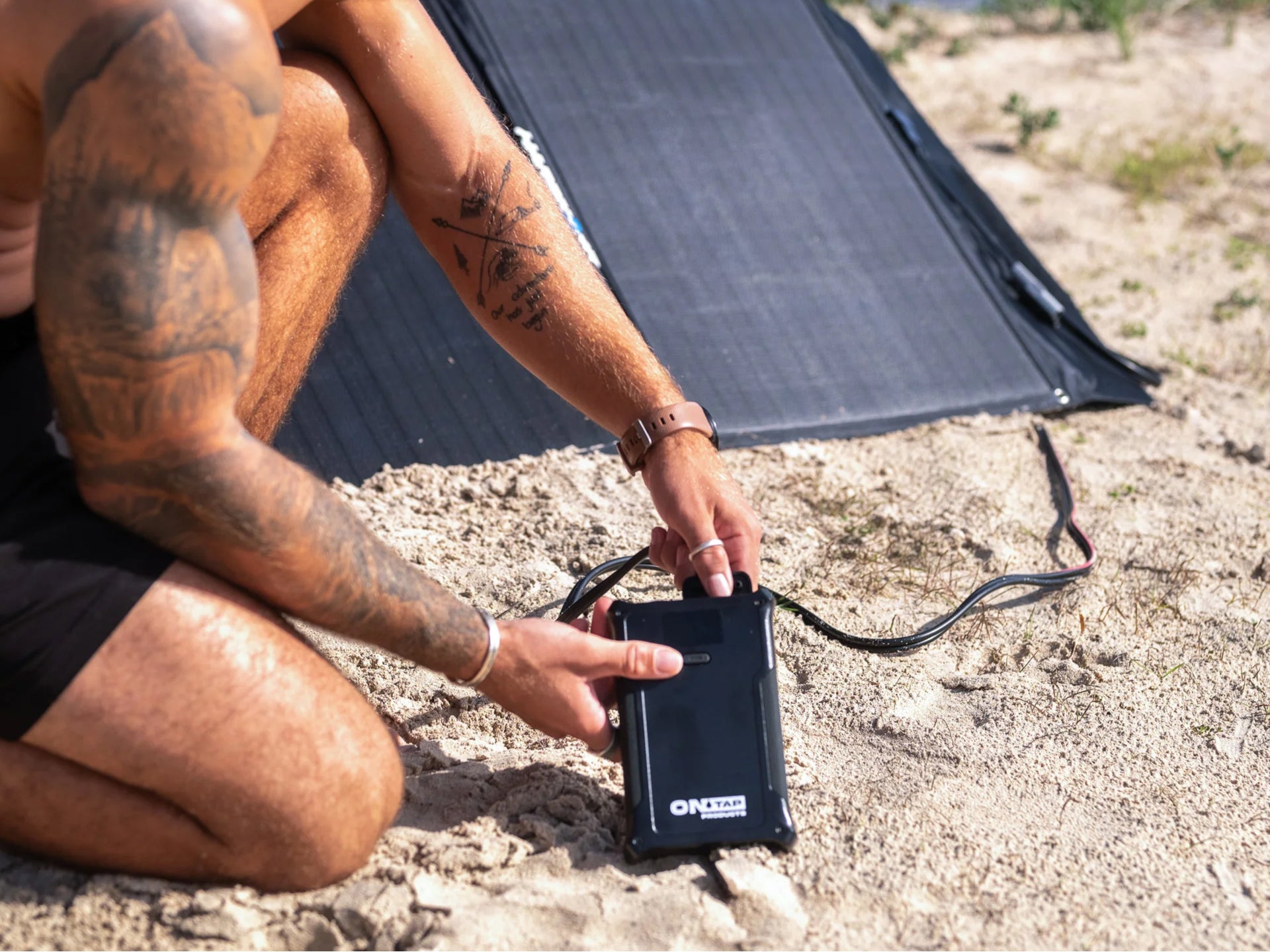 Batterie portable ONTAP 9,6Ah LiFePO4 avec plusieurs ports, idéale pour l'alimentation mobile et les appareils électroniques.