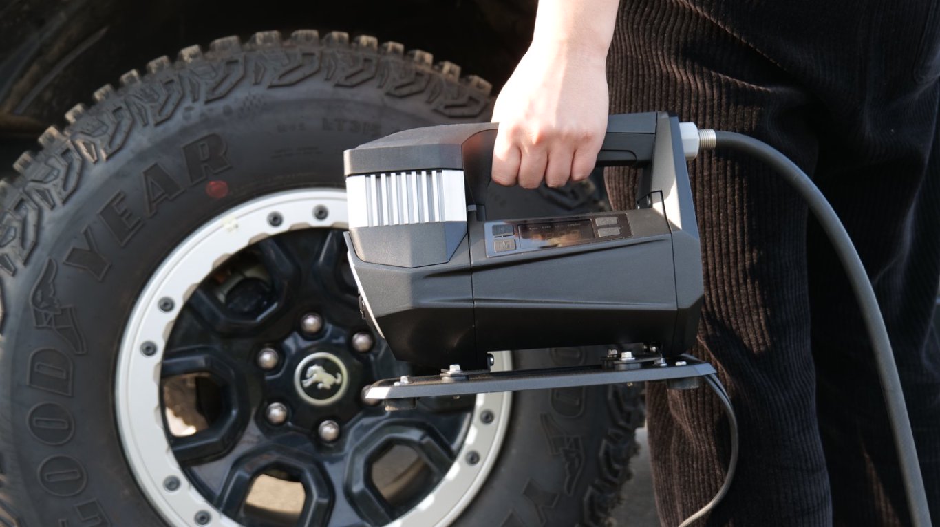 Compresseur T-MAX Storm Pump 150 PSI pour 4x4, portable, avec manomètre, idéal pour le gonflage des pneus tout-terrain.