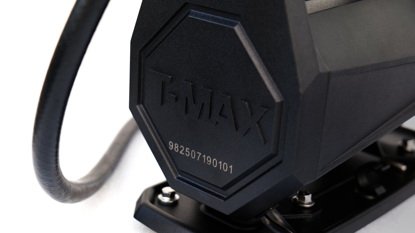 Compresseur T-MAX Storm Pump 150 PSI pour 4x4, image du compresseur robuste avec manomètre et connexion flexible.