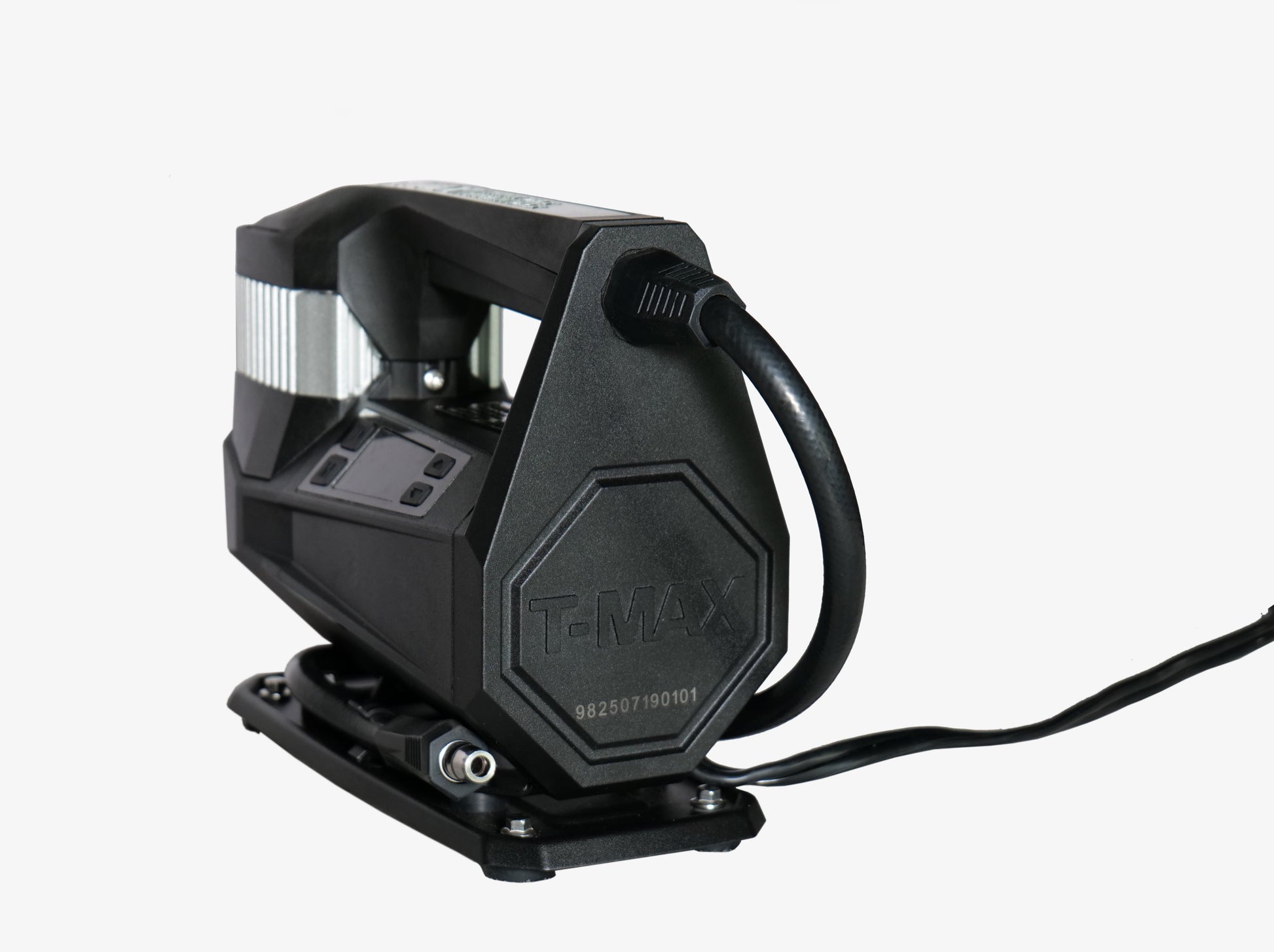 Compresseur T-MAX Storm Pump 150 PSI, compresseur portable pour pneus de 4x4, en action avec connecteurs et affichage numérique.