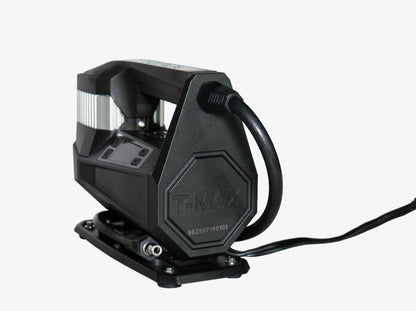 Compresseur T-MAX Storm Pump 150 PSI, compresseur portable pour pneus de 4x4, en action avec connecteurs et affichage numérique.