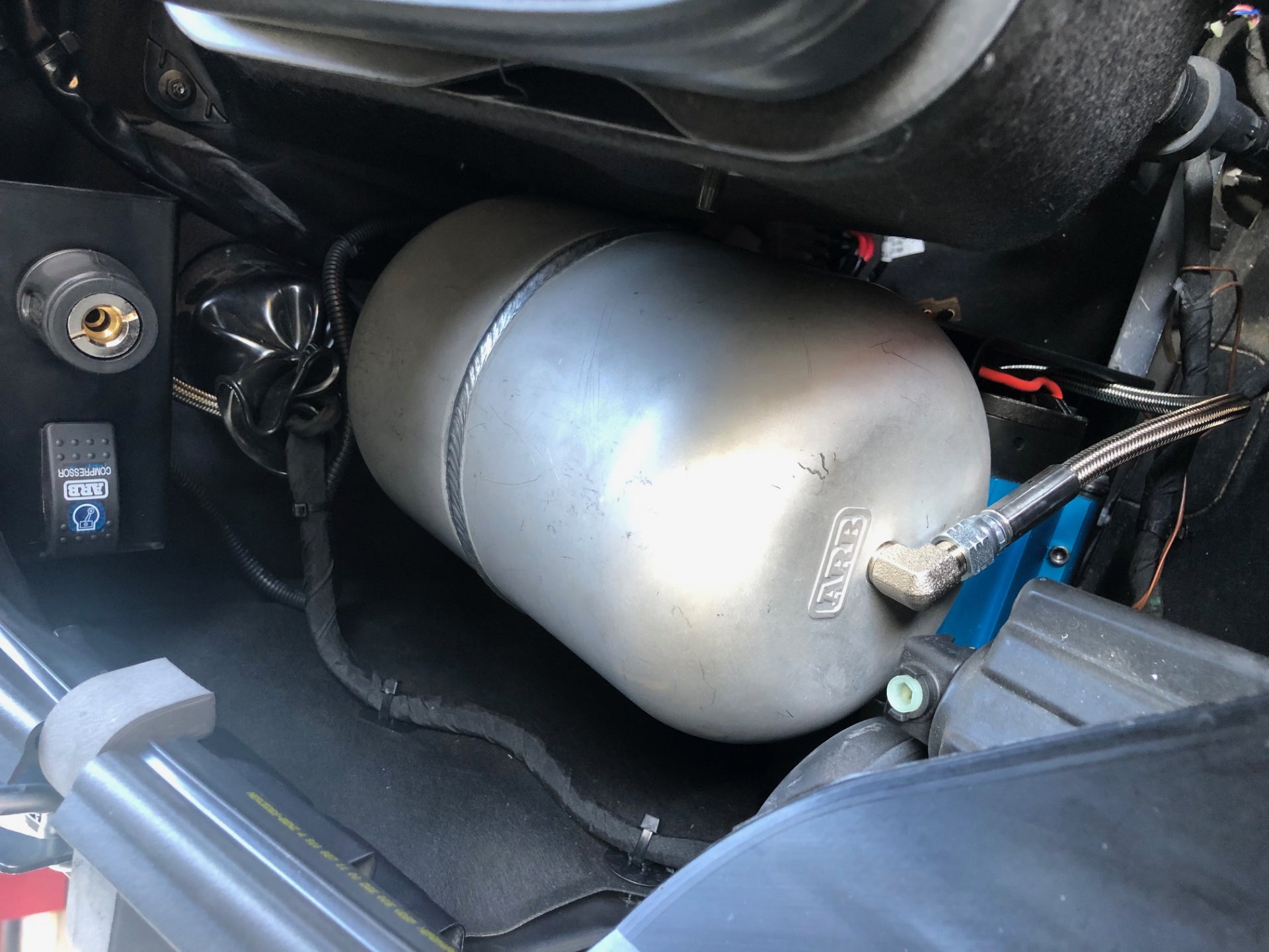 Kit d'installation de compresseur d'air double ARB N4 OFFROAD dans le compartiment moteur pour Mercedes Sprinter W907 N4.