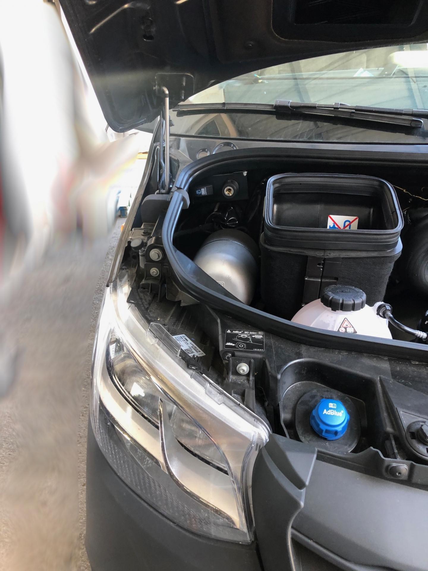 Kit d'installation de compresseur d'air double ARB pour Mercedes Sprinter W907 N4 Offroad, dans le compartiment moteur.