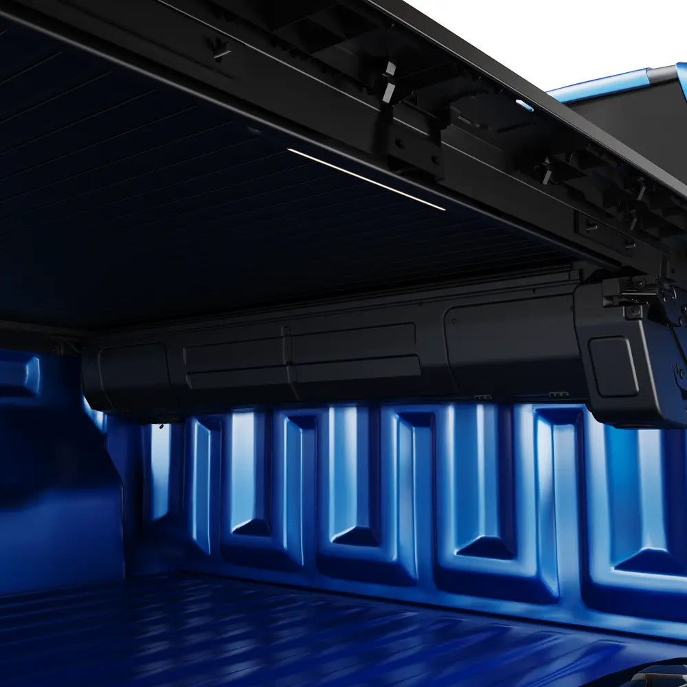 Couvre benne électrique EGR RollTrac pour Ford Ranger/Raptor 2023+ avec PHEV, en position fermée, en aluminium robuste.