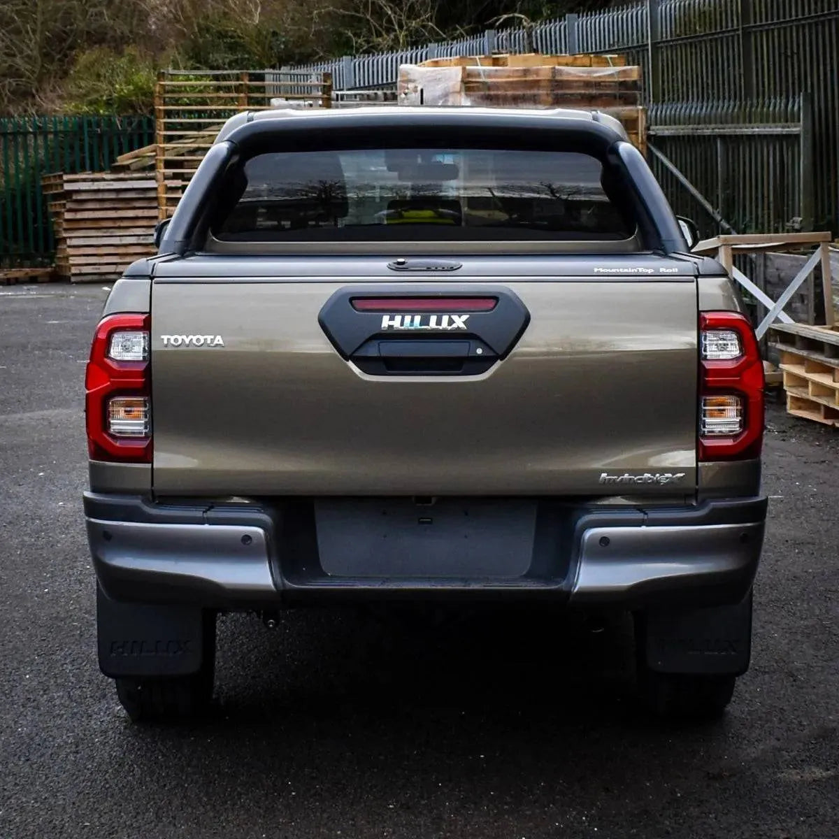Couvre Benne MTR Noir Mountain Top - Toyota Hilux REVO 2016+ Extra Cab sur Xperts4x4 Accessoires 4x4 Off-Road