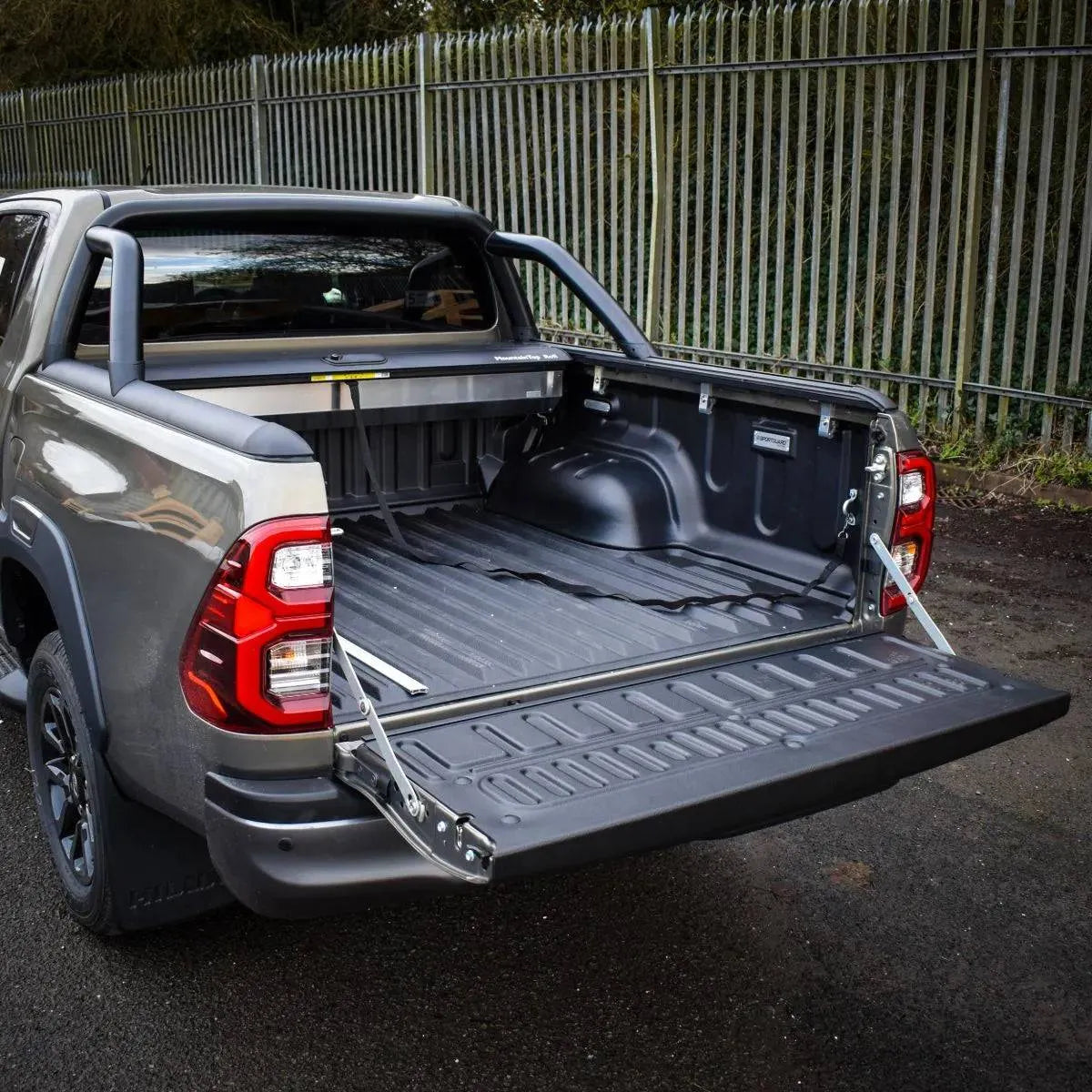 Couvre Benne MTR Noir Mountain Top - Toyota Hilux REVO 2016+ Extra Cab sur Xperts4x4 Accessoires 4x4 Off-Road