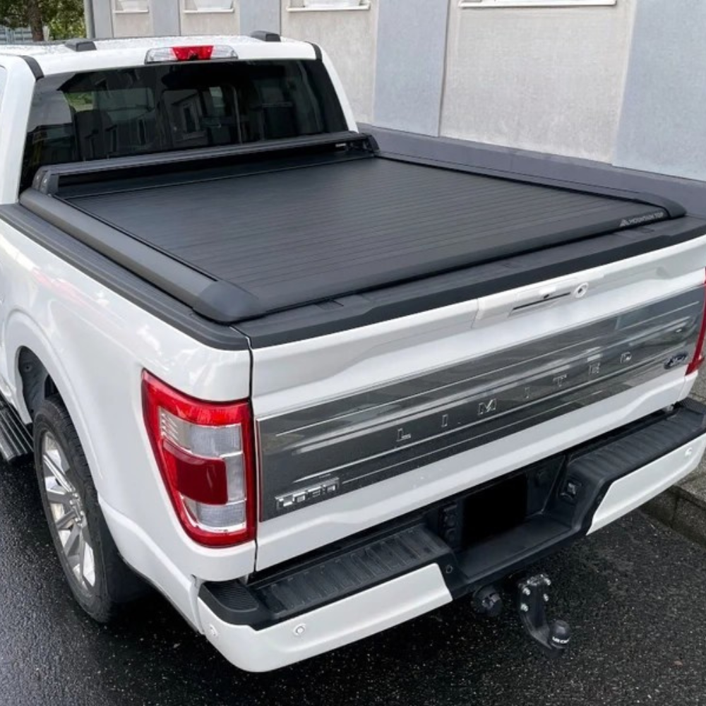 Couvre benne MountainTop RealTruck Mountain Top EVOm manuel noir pour Ford F-150 2015+ 5,5 ft, robuste et pratique.