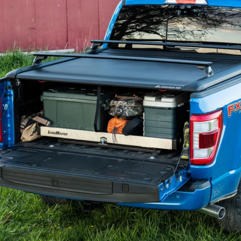 Rideau de benne MountainTop RealTruck pour Ford F-150 5,5 ft 2015+ en noir, couvre benne manuel robuste et pratique.