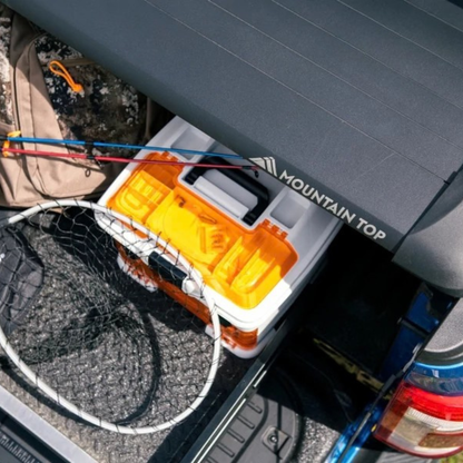 Rideau de benne MountainTop EVOm manuel pour Ford F-150 2015+ 5,5 ft, en noir, couvre-benne robuste et pratique.