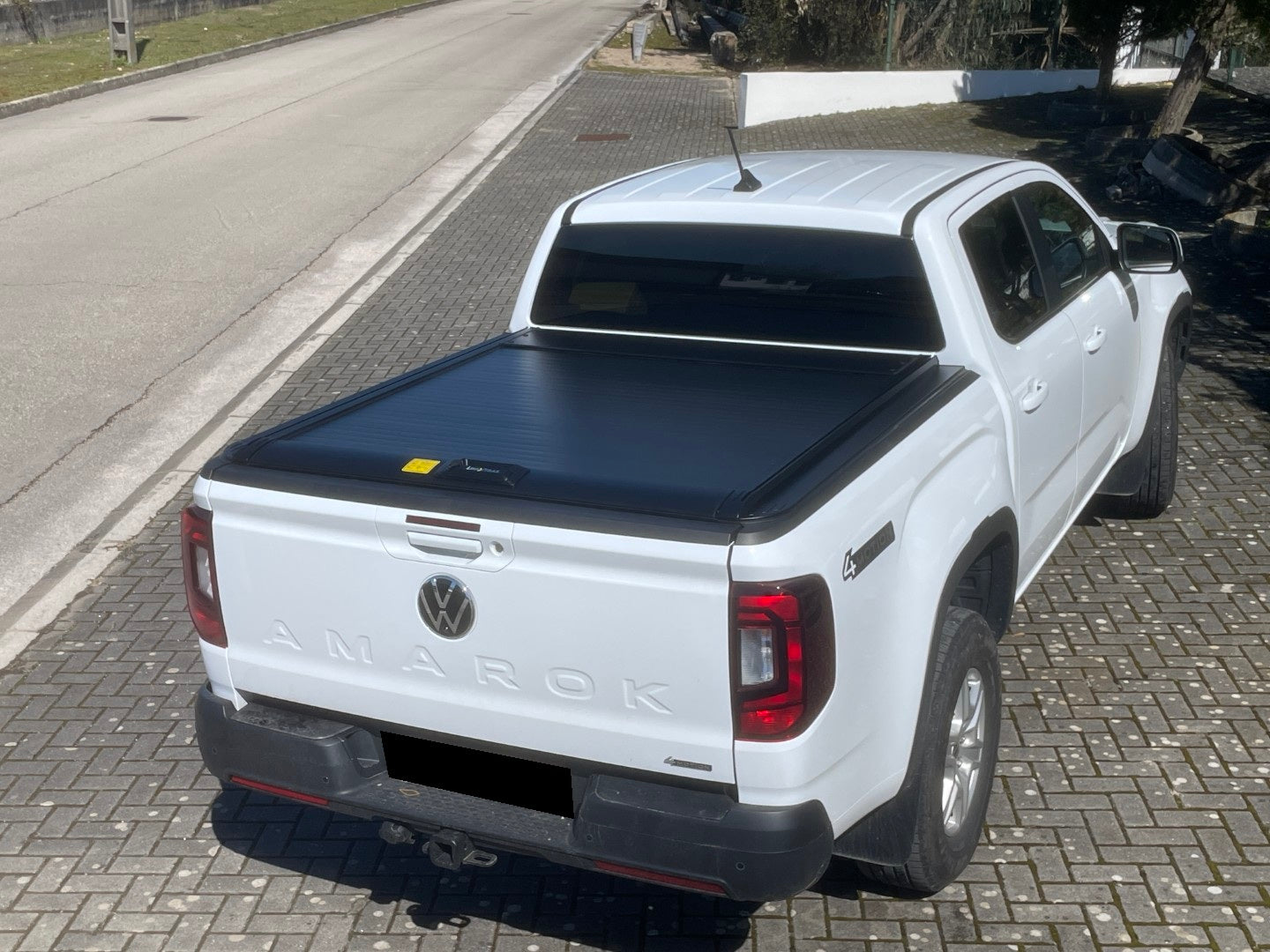 Rideau de benne LINE4X4 pour Double Cab, couvre benne manuel Top-Roll, robuste et adapté pour véhicules utilitaires.