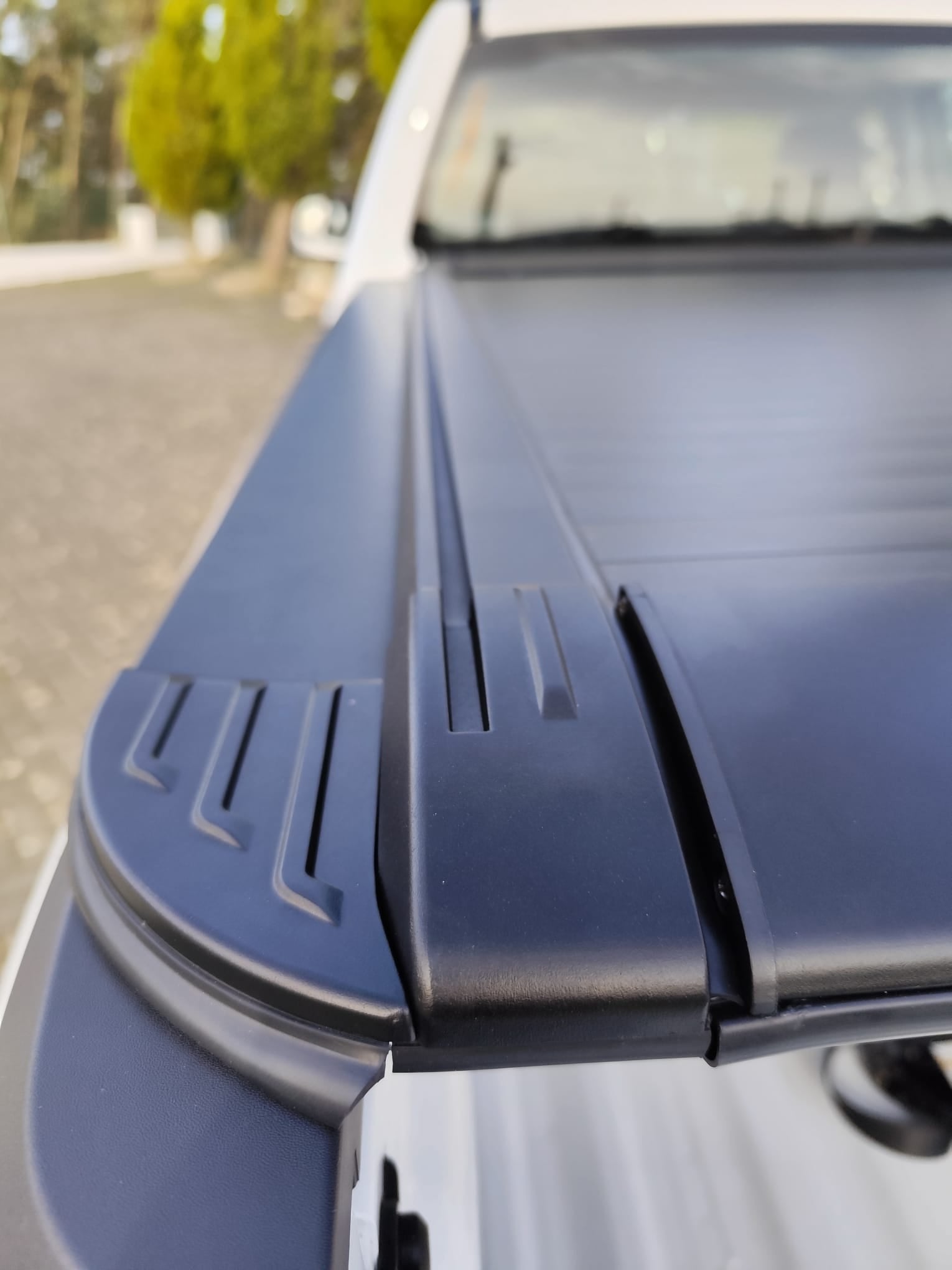 Rideau de benne LINE4X4 Top-Roll manuel pour double cab, couvre-benne robuste et pratique pour camionnette.