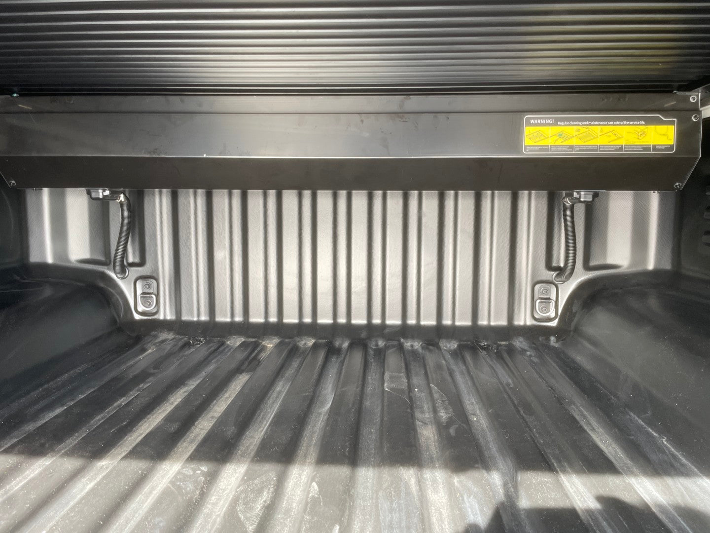 Rideau de benne LINE4X4 Top-Roll manuel pour double cabine, couvre-benne robuste et pratique pour véhicule utilitaire.