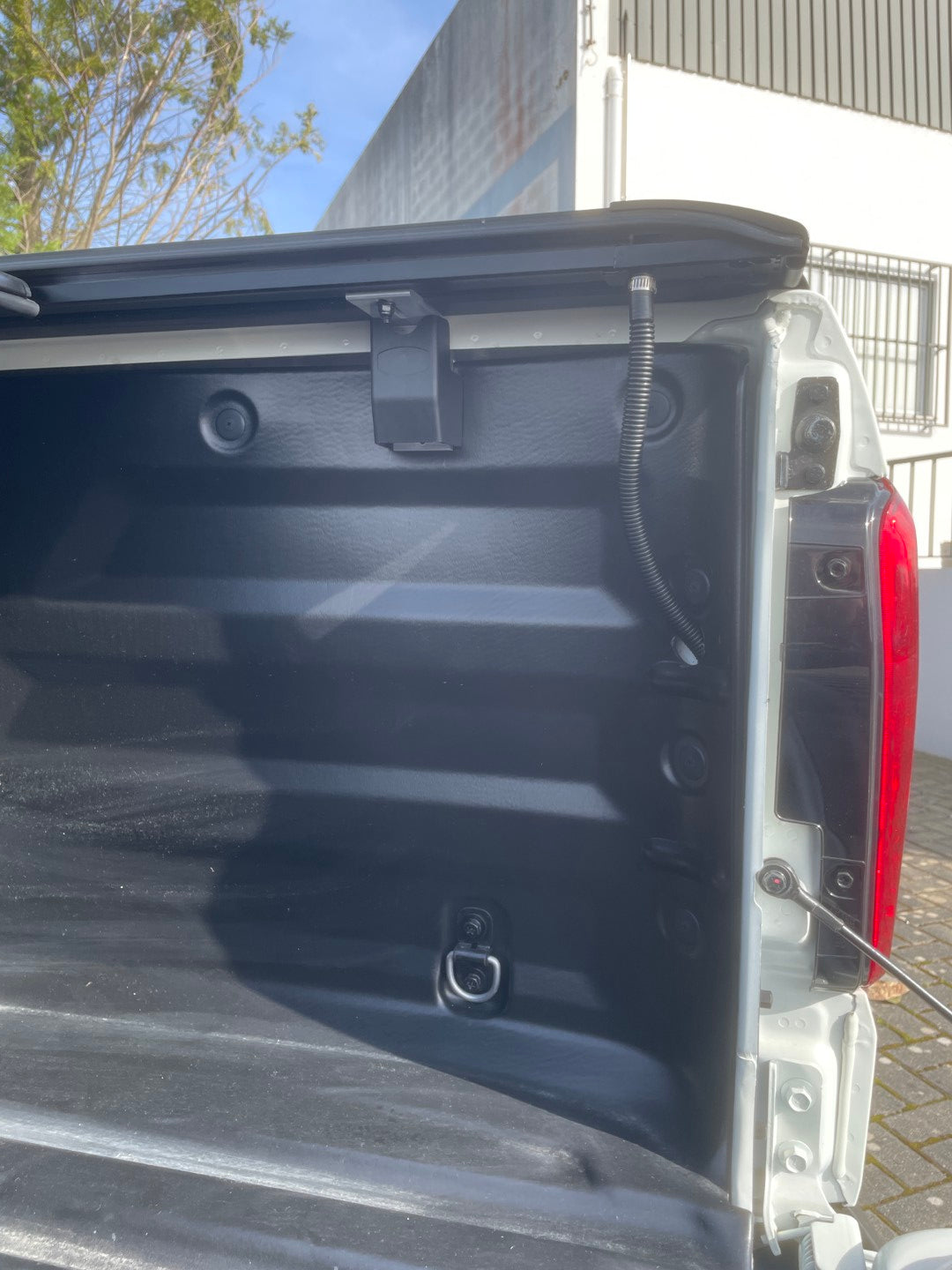 Rideau de benne LINE4X4 Top-Roll manuel pour Double Cab, couvre-benne robuste en tissu noir avec fixation solide.