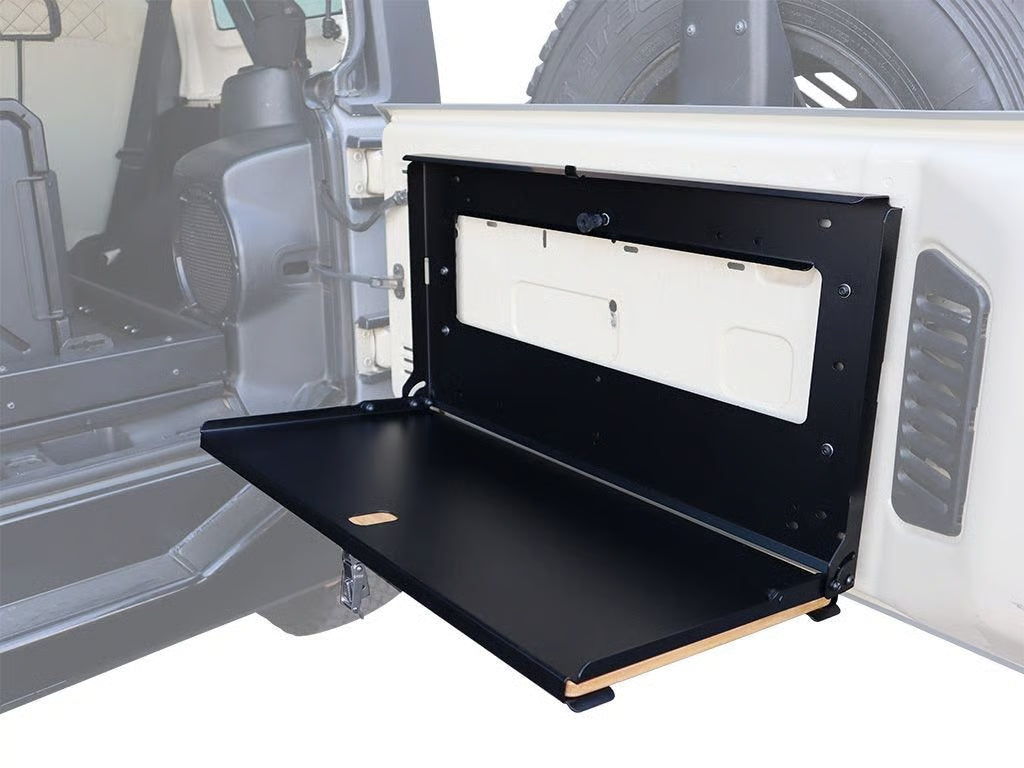Table pliante de porte arrière Front Runner pour 4x4 tout-terrain, idéale pour cuisine et activités en plein air.