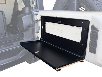 Table pliante de porte arrière Front Runner pour 4x4 tout-terrain, idéale pour cuisine et activités en plein air.