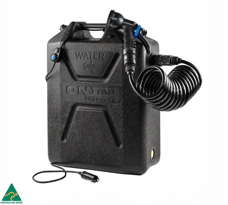Douche portable ONTAP Black Edition par ARB4x4 avec pommeau et flexible, conçue pour le camping et l’extérieur.