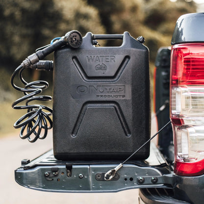 Douche portable ONTAP Black Edition par ARB4x4, design compact avec pomme de douche et tuyau noir pour camping ou outdoor.