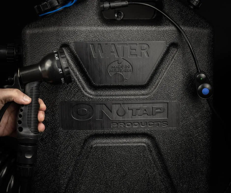 Douche portable ONTAP Black Edition par ARB4x4, compacte et pratique pour camping et activités extérieures.