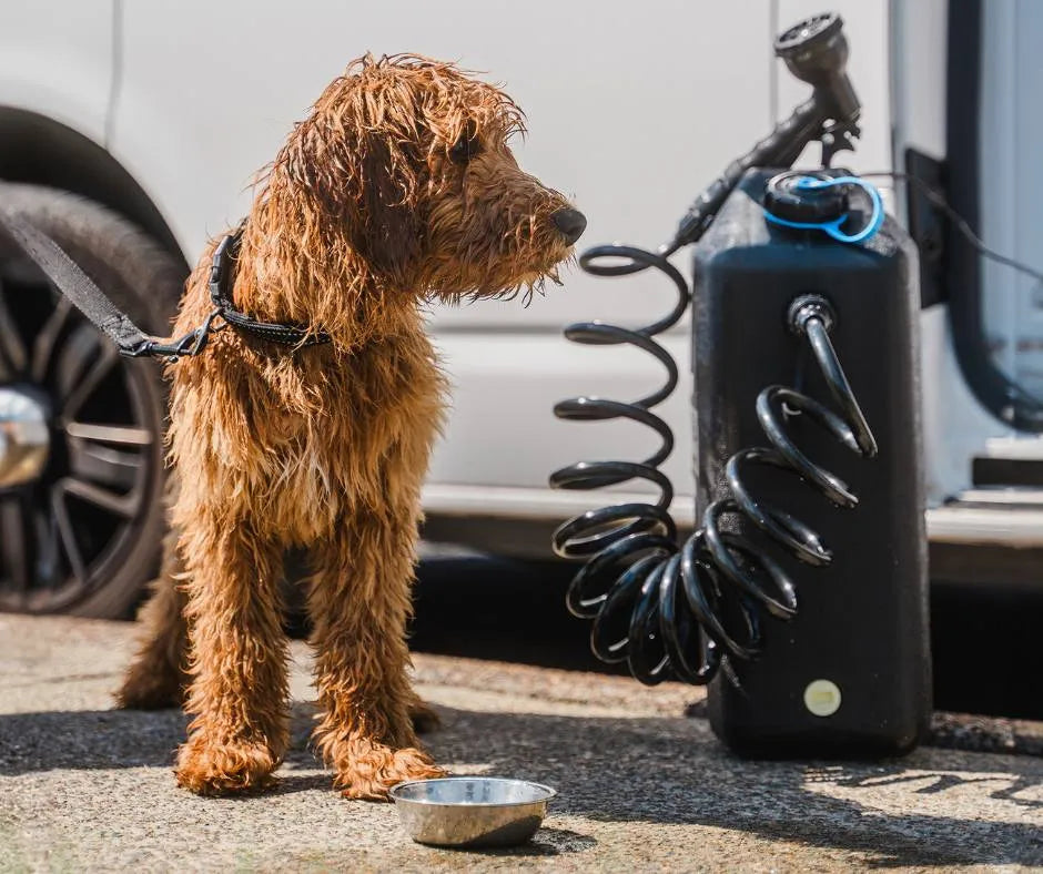 Douche portable ONTAP Black Edition par ARB4x4, enrouleur avec pomme de douche et kit de connexion, idéale pour camping et aventure.
