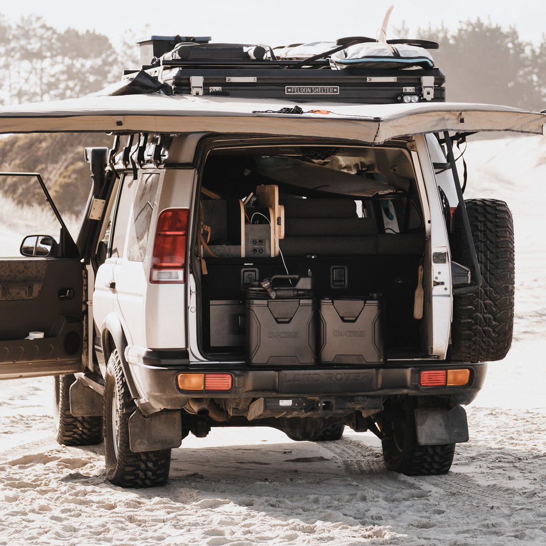 Douche portable ONTAP ROAM 16L pour bivouac, avec poignée et flexible, idéale pour le confort en camping et outdoor.