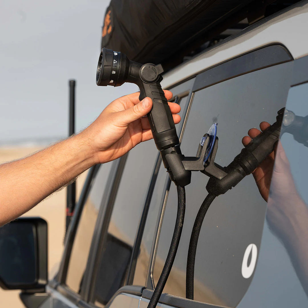 Douche portable ONTAP ROAM 16L pour bivouac, design compact avec pommeau de douche pour confort en plein air.