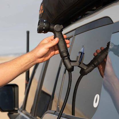 Douche portable ONTAP ROAM 16L pour bivouac, design compact avec pommeau de douche pour confort en plein air.