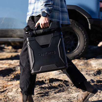 Douche portable ONTAP ROAM 16L pour bivouac, avec poignée et pomme de douche, idéale pour confort lors de camping ou caravane.