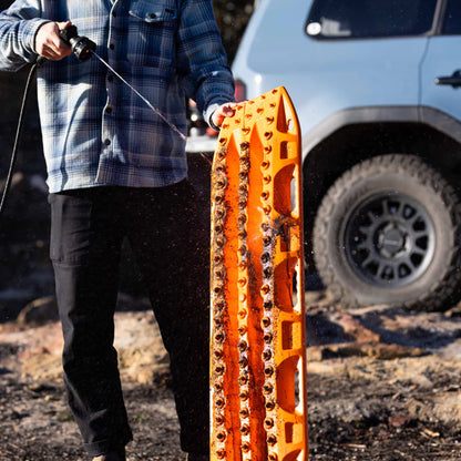 Douche portable ONTAP ROAM 16L pour bivouac, avec poignée et pommeau, idéale pour le camping et activités extérieures.