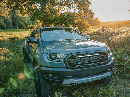 Kit d’éclairage LED pour calandre Ford Ranger Raptor 2018-2022, marque LAZER LAMPS, modèle Linear-24 Elite, montage en avant.