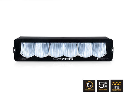 Phare LED compact LAZER LAMPS Carbon-6 en mode conduite jaune, 9360 lumens, éclairage LED pour véhicule tout-terrain.