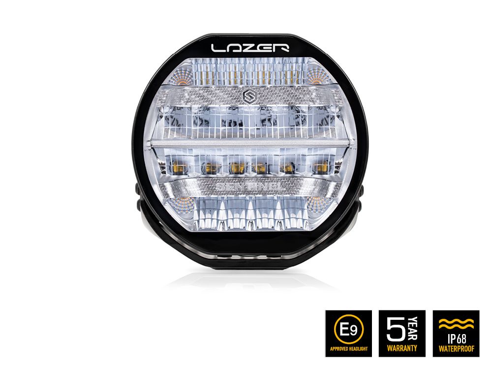 Projecteur LED supplémentaire LAZER LAMPS Sentinel 9'' Chrome avec support slim, éclairage LED robuste pour véhicule tout-terrain.